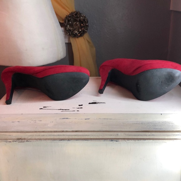 Red pumps - Picture 3 of 3